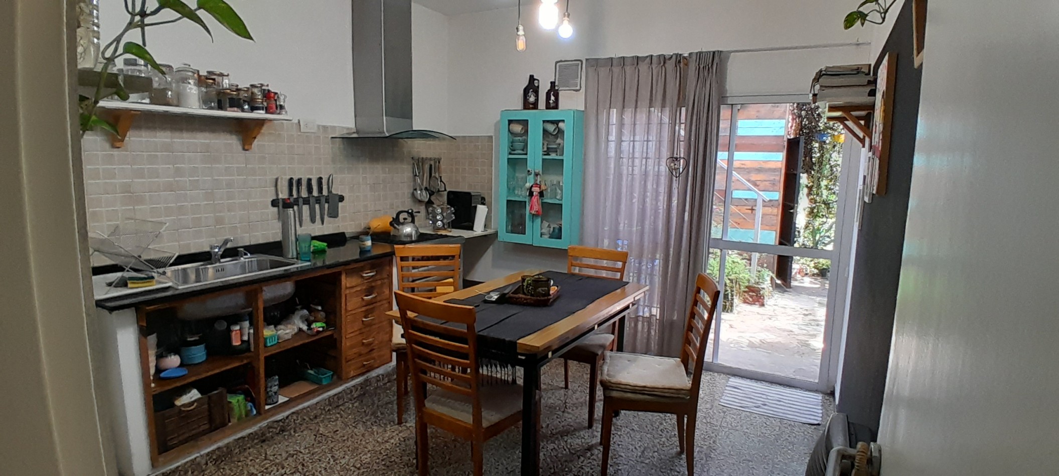 VENTA-CASA 2 DORMITORIOS- JARDIN ARBOLADO- IMPECABLE