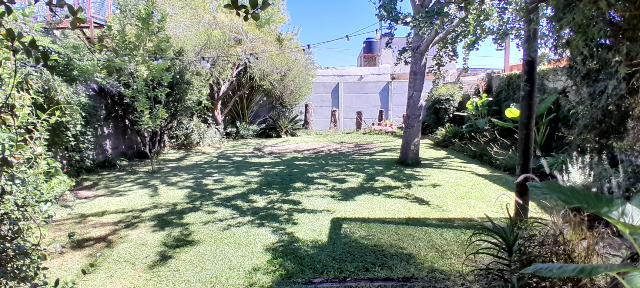 VENTA-CASA 2 DORMITORIOS- JARDIN ARBOLADO- IMPECABLE