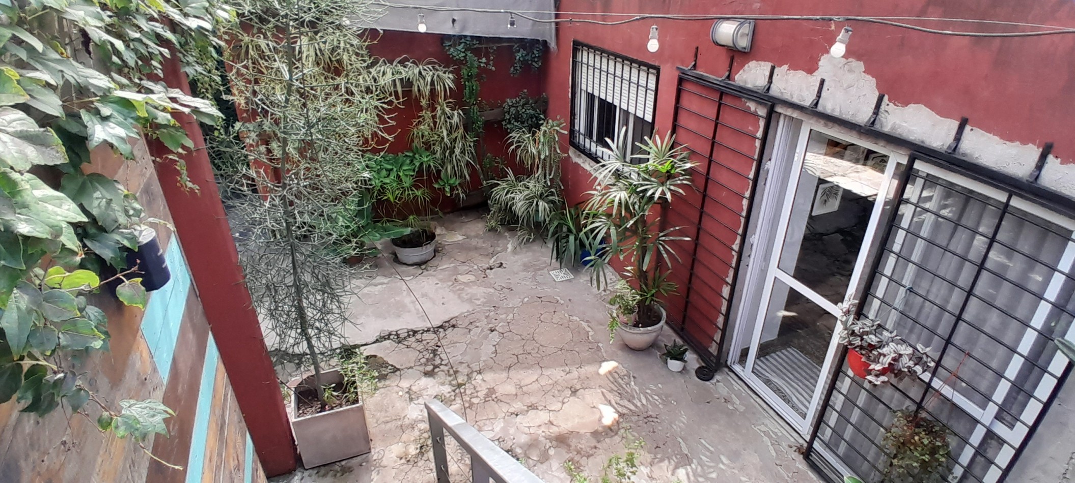 VENTA-CASA 2 DORMITORIOS- JARDIN ARBOLADO- IMPECABLE