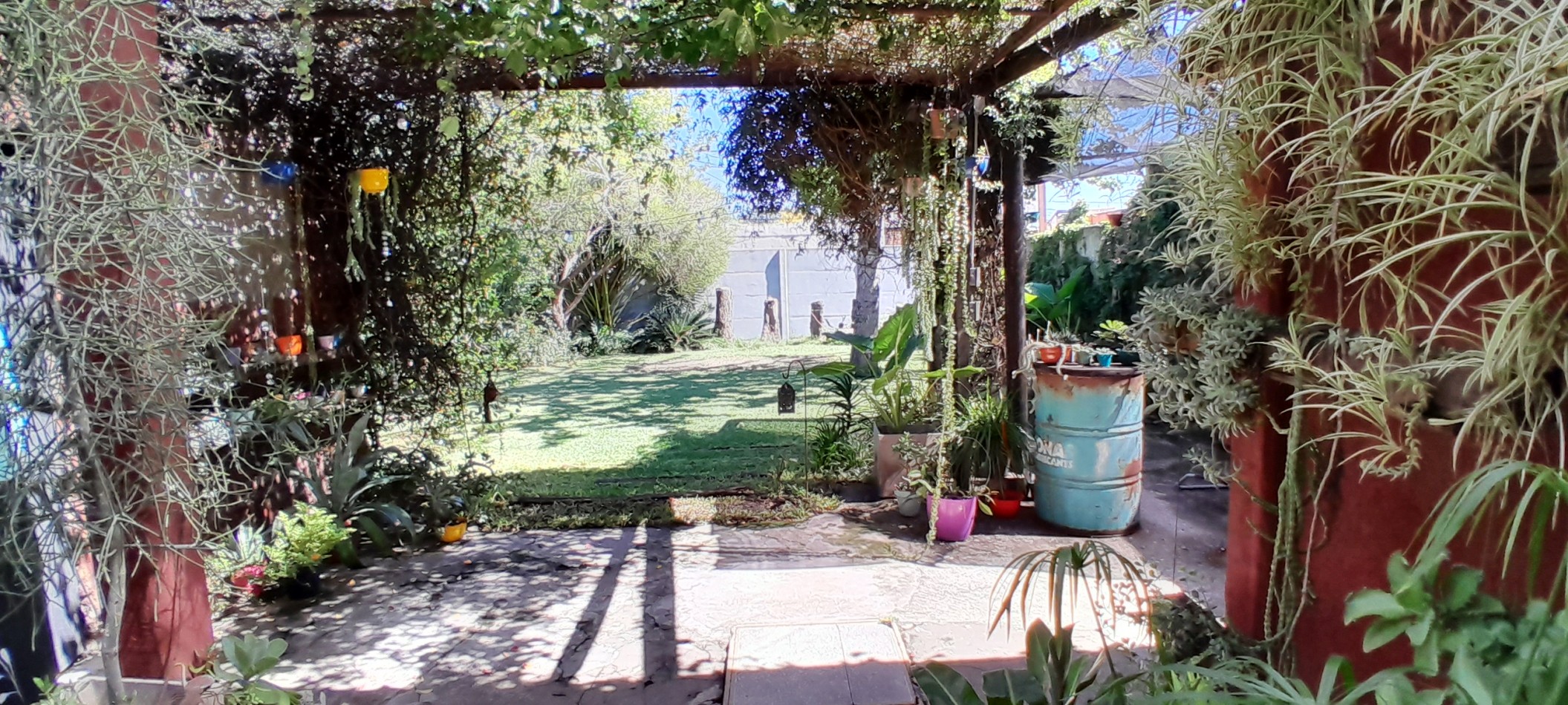 VENTA-CASA 2 DORMITORIOS- JARDIN ARBOLADO- IMPECABLE