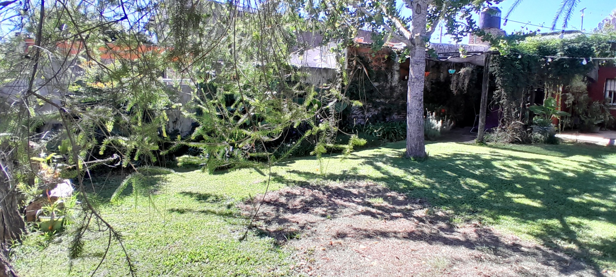 VENTA-CASA 2 DORMITORIOS- JARDIN ARBOLADO- IMPECABLE