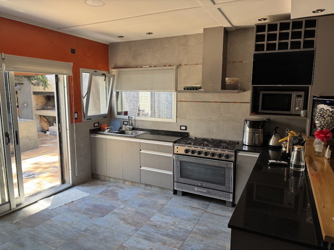 CASA-ALDAO-3 DORMITORIOS-PISCINA