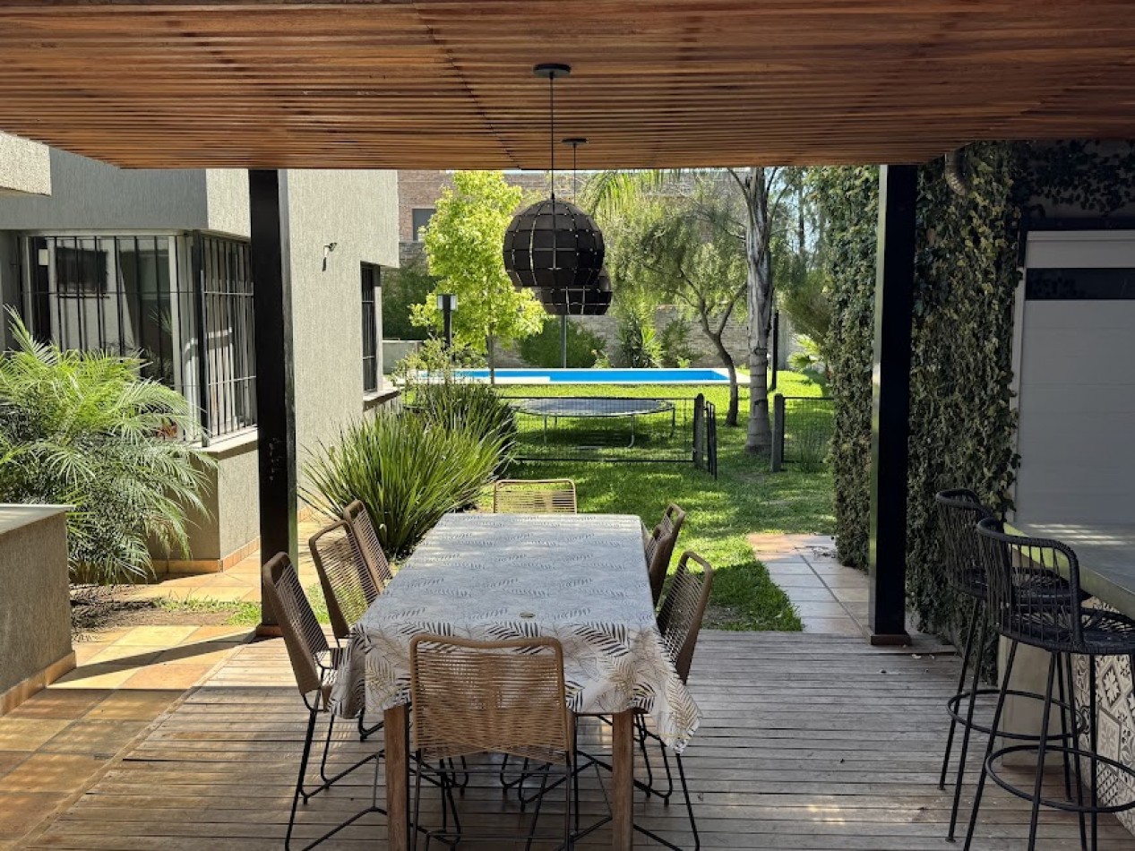 CASA-ALDAO-3 DORMITORIOS-PISCINA