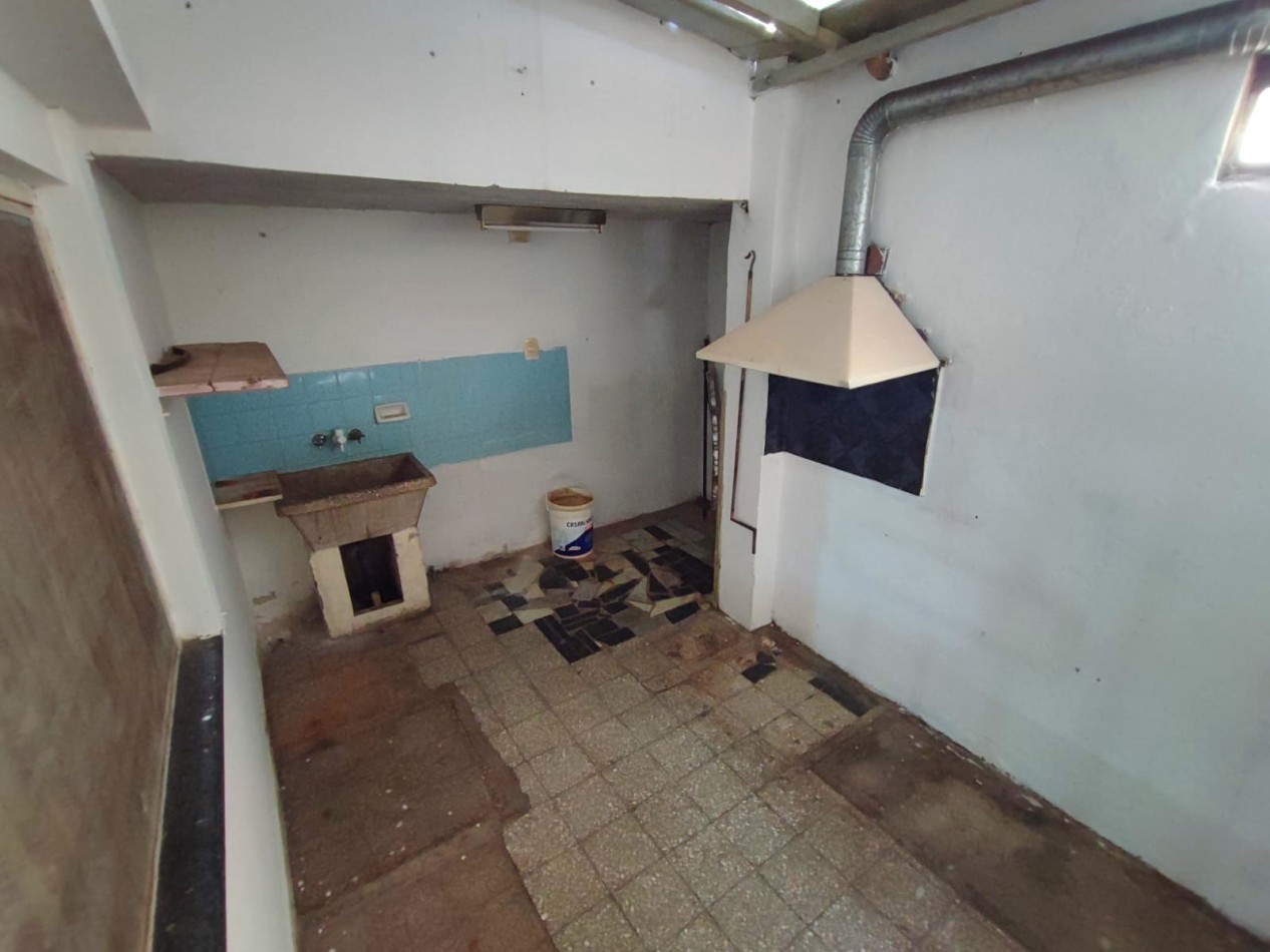 VENTA-CASA AMPLIA-3 DORMITORIOS-COCHERA