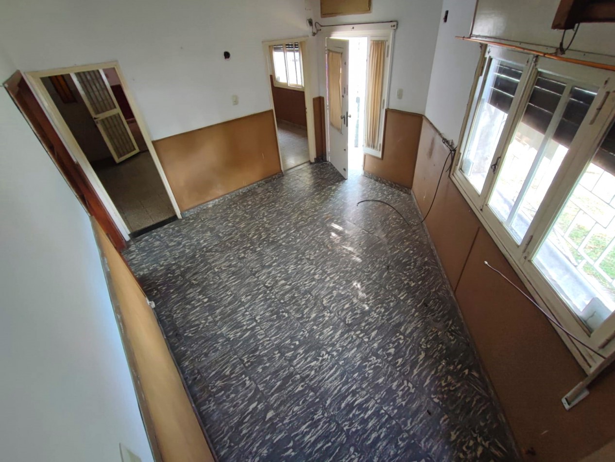 VENTA-CASA AMPLIA-3 DORMITORIOS-COCHERA