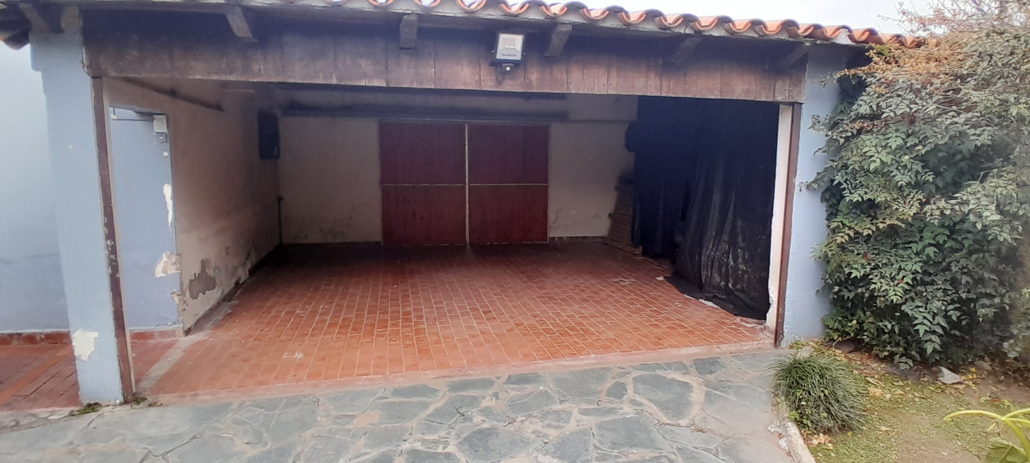 VENTA-ALBERDI-CASA CON PARQUE ARBOLADO-POSIBILIDAD DE INVERSION-UNIDAD INSTITUCIONAL