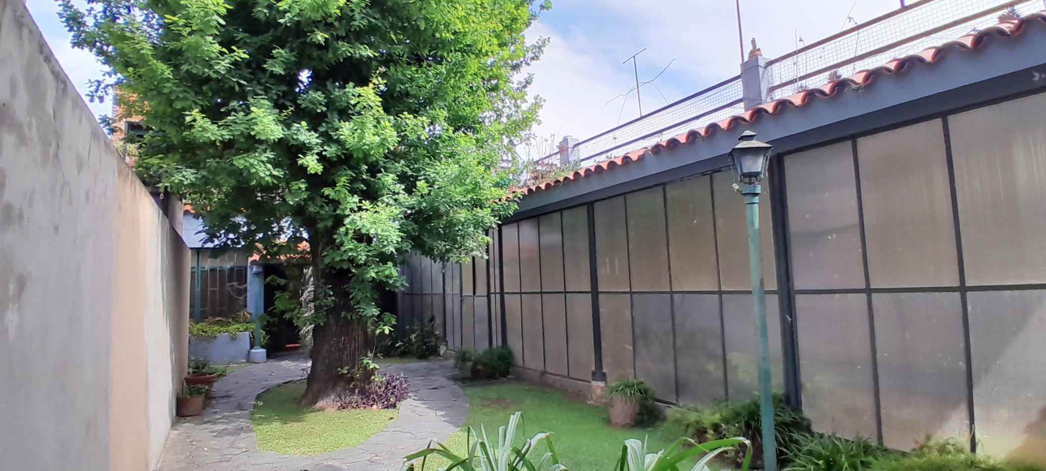 VENTA-ALBERDI-CASA CON PARQUE ARBOLADO-POSIBILIDAD DE INVERSION-UNIDAD INSTITUCIONAL