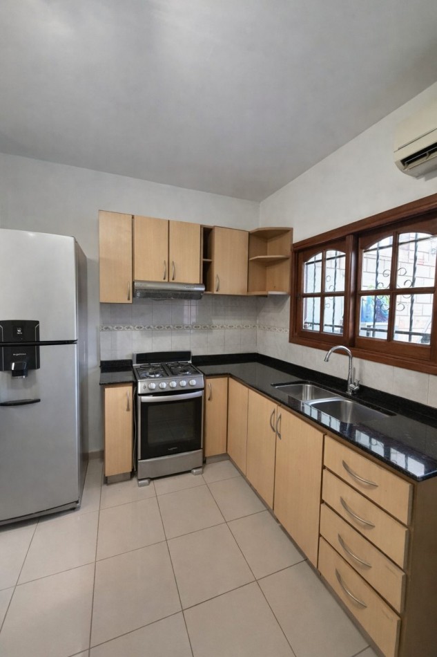 VENTA-CASA-CHUBUT 6700-3 DORMITORIOS-COCHERA-JARDIN