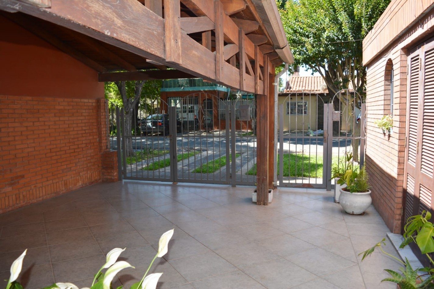 VENTA-FISHERTON-CASA 2 DORMITORIOS-IMPECABLE