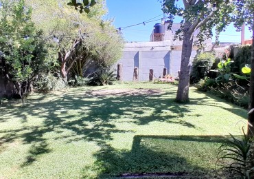 VENTA-CASA 2 DORMITORIOS- JARDIN ARBOLADO- IMPECABLE